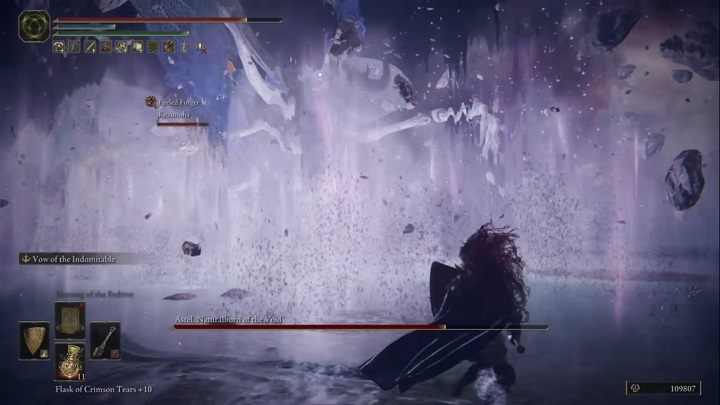 Możecie zauważyć też, że czasami przeciwnik będzie się naprężać, a małe kamienie wokół niego unosić się do góry - Elden Ring: Astel, Zrodzony z pustki (Astel, Naturalborn of the Void)- boss, jak pokonać? - Elden Ring - poradnik do gry