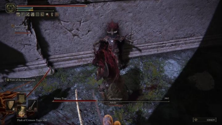 Jeśli jednak pragniecie stawić czoła przeciwnikowi w standardowy sposób, to musicie się liczyć z tym, że walczycie ze swoją idealną kopią - Elden Ring: Łza naśladowcy (Mimic Tear) - boss, jak pokonać? - Elden Ring - poradnik do gry