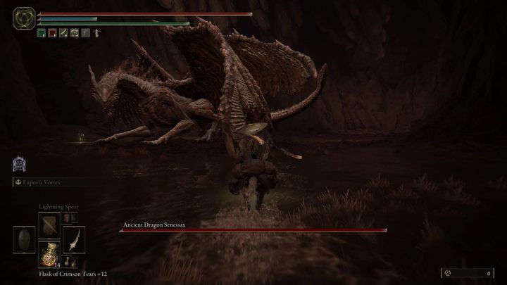 Przygotujcie się na frustrującą walkę - Senessax ma mnóstwo zdrowia, zadaje wysokie obrażenia, jego ataki pokrywają duży obszar, zaś arena jest bardzo ciasna - Shadow of the Erdtree: Jak pokonać bossa Starożytny smok Senessax (Ancient Dragon Senessax)? - Elden Ring - poradnik do gry