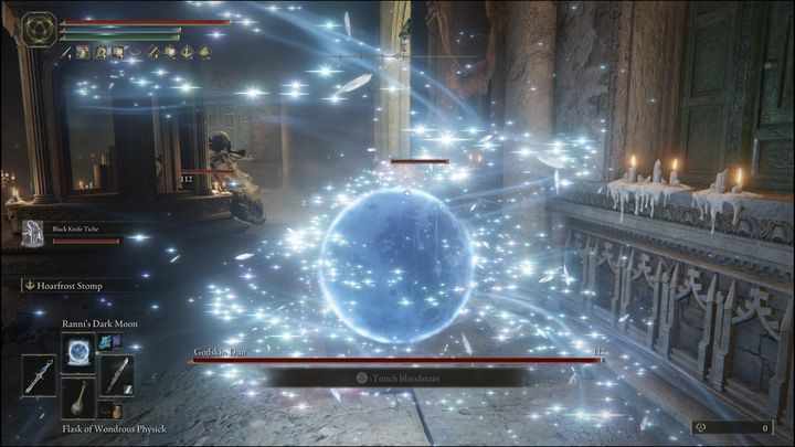 Następnie ustawcie się po wejściu na arenę blisko lewej strony, przy ostatniej kolumnie - Elden Ring: Duet boskiej skóry (Godskin Duo) - boss, jak pokonać? - Elden Ring - poradnik do gry