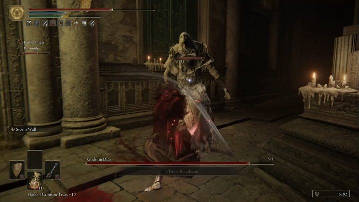 Kluczem do zwycięstwa jest obserwowanie dwóch przeciwników, bo nawet jeśli ich rozdzielicie, drugi szybko się zbliży lub będzie atakować kulami ognia - Elden Ring: Duet boskiej skóry (Godskin Duo) - boss, jak pokonać? - Elden Ring - poradnik do gry