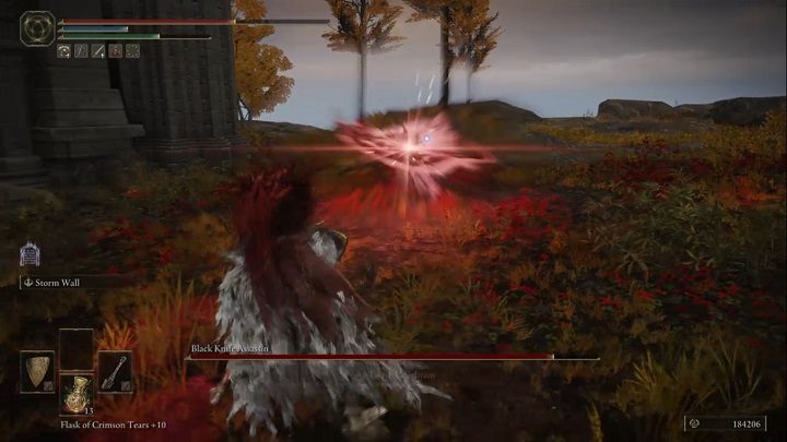 Przeciwnik atakuje przeważnie swoim sztyletem, ale zdarza się mu też użyć magicznego ataku - Elden Ring: Zabójca czarnego noża (Black Knife Assassin), Płaskowyż Altus - boss, jak pokonać? - Elden Ring - poradnik do gry