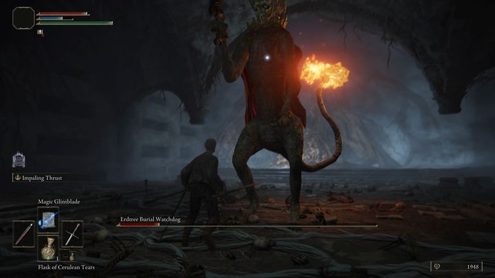 Gdy będziecie znajdować się na wprost niego, bardzo często boss atakować będzie za pomocą linearnych ataków - Elden Ring: Ogar Pogrzebowego Złotego Drzewa (Erdtree Burial Watchdog) - boss, jak pokonać? - Elden Ring - poradnik do gry