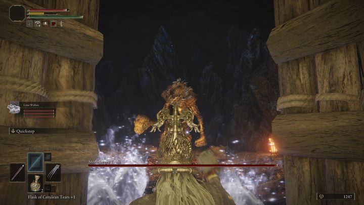 Jeśli będziecie zmuszeni do tego, aby walczyć w zwarciu, o wiele lepiej będzie przebiec pomiędzy jego nogami, gdyż wykona wtedy tupnięcie, które jest łatwe do uniknięcia - Elden Ring: Troll kamienny kopacz (Stonedigger Troll) - boss, jak pokonać? - Elden Ring - poradnik do gry