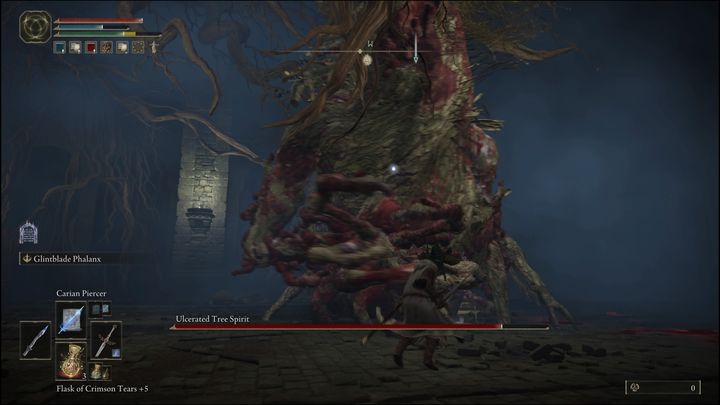 Gdy będziecie na wprost niego, boss zamiast tarzać się po arenie, zacznie korzystać ze swoich rąk - Elden Ring: Duch owrzodzonego drzewa (Ulcerated Tree Spirit) - boss, jak pokonać? - Elden Ring - poradnik do gry