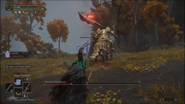 Problemem natomiast może być czerwona błyskawica, której będzie ciągle używać - Elden Ring: Smoczy strażnik drzewa (Draconic Tree Sentinel) - boss, jak pokonać? - Elden Ring - poradnik do gry