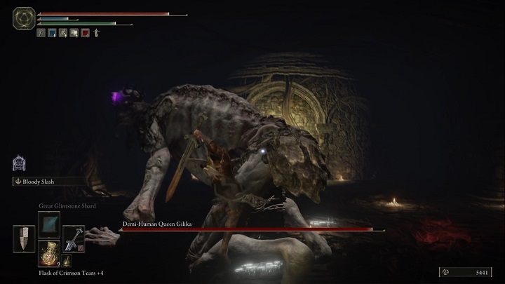 Podczas walki dobrze jest jak najczęściej atakować silnym ciosem z wyskoku - Elden Ring: Królowa półludzi (Demi-Human Queen) - boss, jak pokonać? - Elden Ring - poradnik do gry