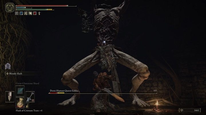 Warto uważać na silny atak, który królowa wykonuje podnosząc łapy wysoko w górę - Elden Ring: Królowa półludzi (Demi-Human Queen) - boss, jak pokonać? - Elden Ring - poradnik do gry