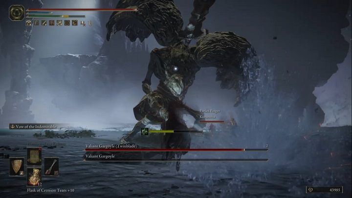 Drugi gargulec korzysta głównie z podwójnych ostrzy, ale oprócz tego posiada też topór - Elden Ring: Nieustraszony gargulec (Valiant Gargoyle) - boss, jak pokonać? - Elden Ring - poradnik do gry