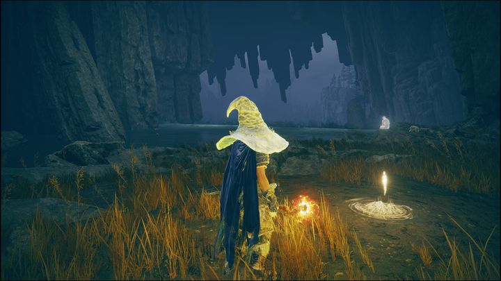 Miejsce łaski znajduje się w jaskini, niedaleko siedzącego, duchowego NPC - Shadow of the Erdtree: Wszystkie Miejsca łaski w głównych regionach - Elden Ring - poradnik do gry