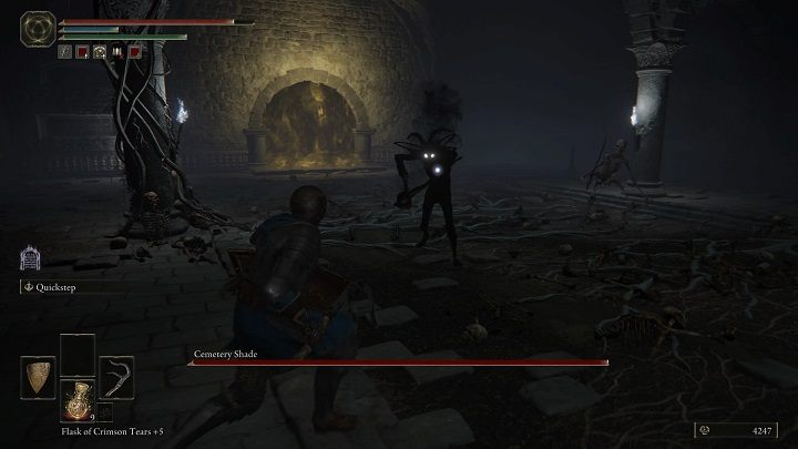 Jeśli trzymacie go na średni dystans, Cmentarny cień zdaje się bardziej czekać na Wasz ruch - Elden Ring: Cmentarny cień (Cemetery Shade), Jeziorna Lurnia - boss, jak pokonać? - Elden Ring - poradnik do gry
