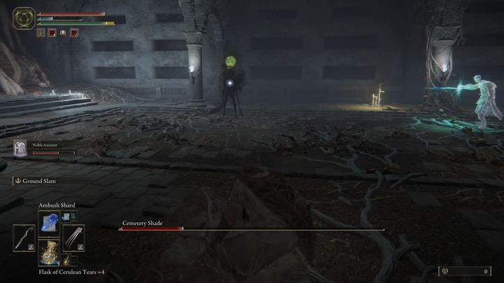Niekiedy, gdy dystans będzie całkiem spory, zacznie on tworzyć zielony kokon na swojej głowie, aby po chwili wystrzelić pocisk, który Was sparaliżuje - Elden Ring: Cmentarny cień (Cemetery Shade), Pogrobno - boss, jak pokonać? - Elden Ring - poradnik do gry
