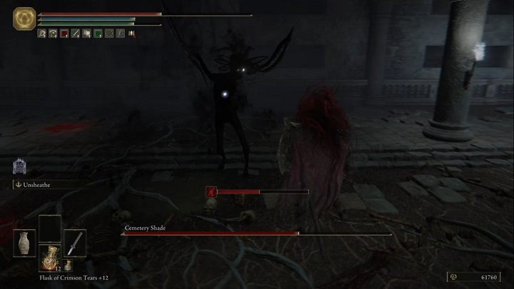 Gdy przeciwnik unosi obie swoje bronie na wysokość łokci, oznacza to, że za chwilę wykona serię bardzo szybkich ataków - Elden Ring: Cmentarny cień (Cemetery Shade), Pogrobno - boss, jak pokonać? - Elden Ring - poradnik do gry