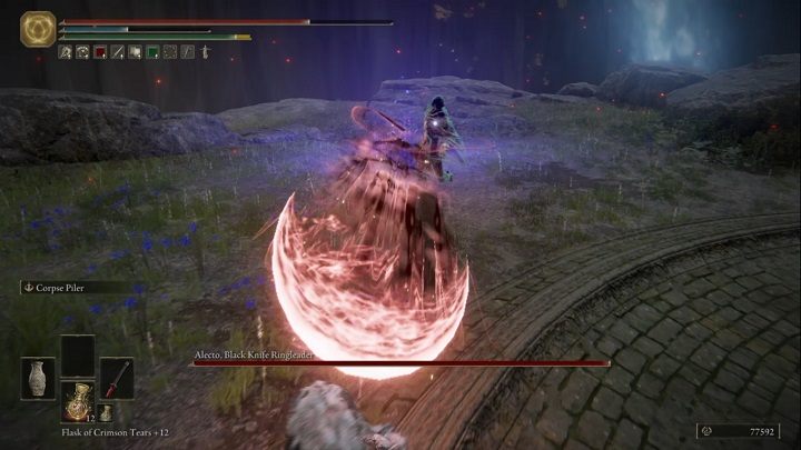 Kiedy znajdujecie się w średniej odległości od wroga, może wystrzelić w Waszym kierunku pocisk (podobnie jak Zabójca Czarnego Noża) - Elden Ring: Alecto, Przywódca Czarnych Noży (Alecto, Black Knife Ringleader) - boss, jak pokonać? - Elden Ring - poradnik do gry