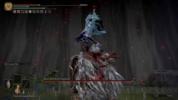 Przeciwnik będzie też wyskakiwać do góry unosząc broń - Elden Ring: Alecto, Przywódca Czarnych Noży (Alecto, Black Knife Ringleader) - boss, jak pokonać? - Elden Ring - poradnik do gry