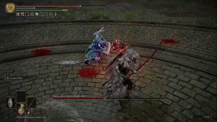 Przeciwnik czasem zapali też swój sztylet i napręży się do skoku - Elden Ring: Alecto, Przywódca Czarnych Noży (Alecto, Black Knife Ringleader) - boss, jak pokonać? - Elden Ring - poradnik do gry