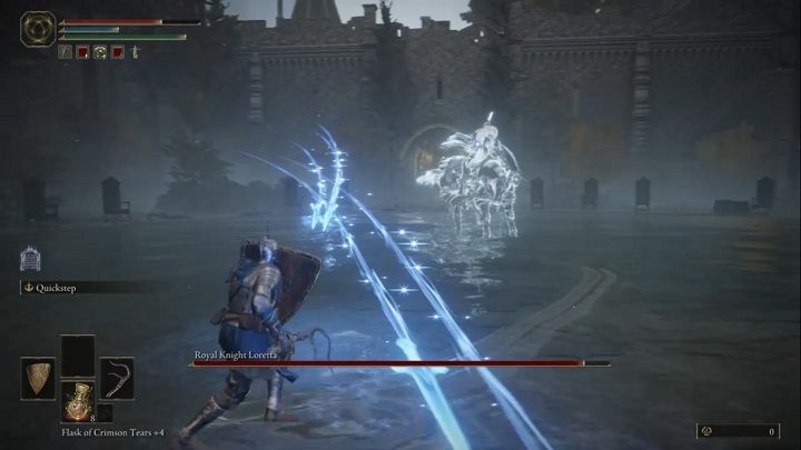 Przez pierwszą połowę walki działajcie cały czas tak samo - okrążajcie przeciwnika, atakujcie jak najczęściej i omijajcie magiczne ostrza - Elden Ring: Loretta, królewski rycerz (Royal Knight Loretta) - boss, jak pokonać? - Elden Ring - poradnik do gry