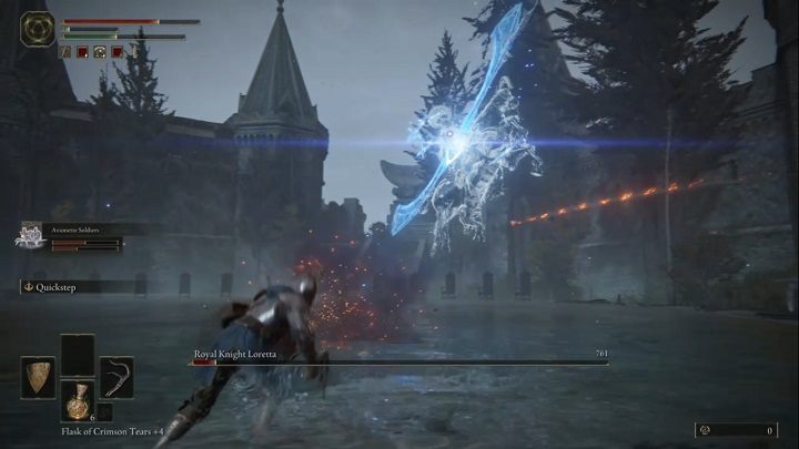 Najbardziej dewastujący atak przeciwnik wykonuje po zawiśnięciu w powietrzu i wyciągnięciu ogromnego łuku - Elden Ring: Loretta, królewski rycerz (Royal Knight Loretta) - boss, jak pokonać? - Elden Ring - poradnik do gry