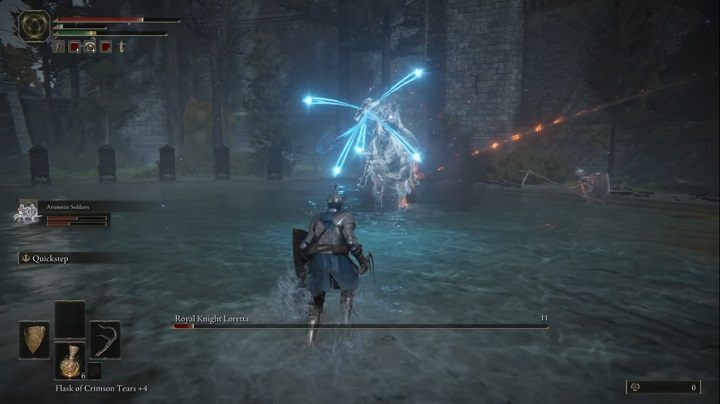 Uważajcie również na atak, w którym czubek broni przeciwnika się zapala - to sygnał, że wystrzeli kilka szybkich pocisków - Elden Ring: Loretta, królewski rycerz (Royal Knight Loretta) - boss, jak pokonać? - Elden Ring - poradnik do gry