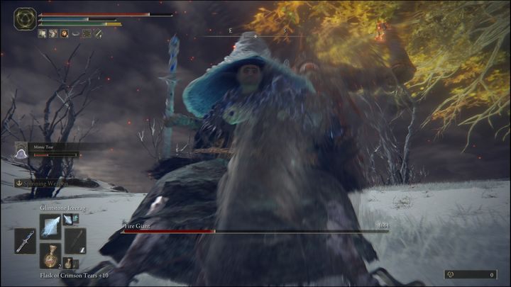 W momencie, gdy pojawicie się na arenie bossa, przywołajcie Tichea, Czarnego Noża, a następnie zacznijcie pędzić na swoim wierzchowcu w jego stronę - Elden Ring: Ognisty Olbrzym (Fire Giant) - boss, jak pokonać? - Elden Ring - poradnik do gry