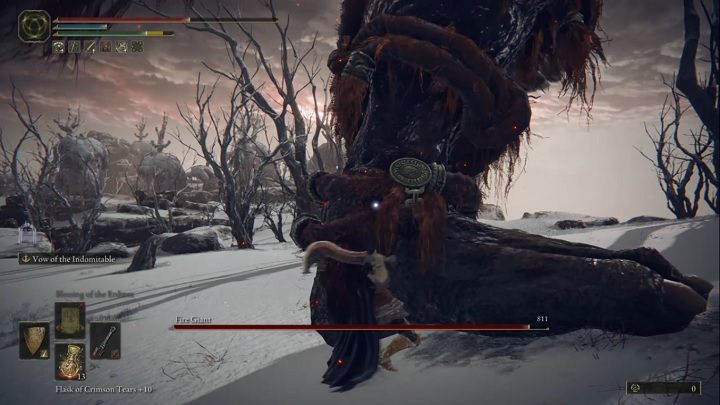 Przez pierwszą część walki trzymajcie się lewej nogi olbrzyma i atakujcie ją jak najczęściej - Elden Ring: Ognisty Olbrzym (Fire Giant) - boss, jak pokonać? - Elden Ring - poradnik do gry