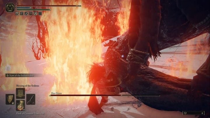 Ważne jest to podczas atakowania stopy olbrzyma - niemal nieustannie będziecie otoczeni ognistymi wybuchami, dlatego obserwujcie otoczenie i ustawiajcie się w miejscu, w którym nic Wam nie będzie grozić - Elden Ring: Ognisty Olbrzym (Fire Giant) - boss, jak pokonać? - Elden Ring - poradnik do gry