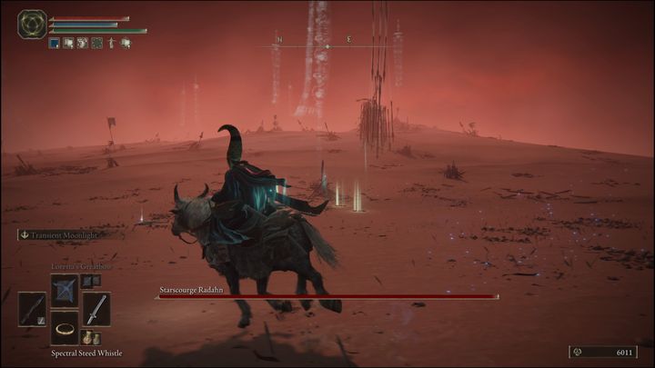 Następnie, gdy już będziecie na średnim dystansie, Radahn zacznie ostrzeliwać Was gradem strzał, do tego wykonując kolejne, rozproszone ataki - Elden Ring: Radahn, Gwiezdna Plaga (Starscourge Radahn) - boss, jak pokonać? - Elden Ring - poradnik do gry