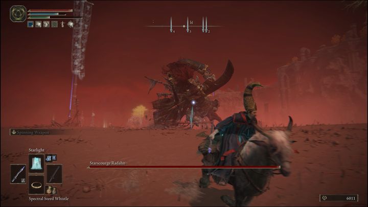 Gdy już zbliżycie się do niego, schowa on swój łuk i zacznie galopować w Waszą stronę, walcząc w zwarciu - Elden Ring: Radahn, Gwiezdna Plaga (Starscourge Radahn) - boss, jak pokonać? - Elden Ring - poradnik do gry
