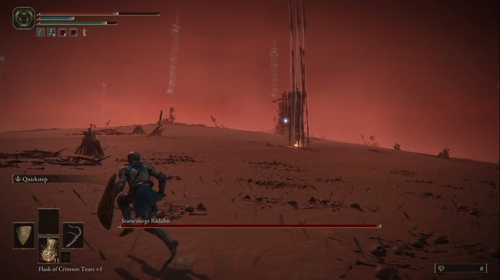 Gdy trochę zmniejszycie dystans w stosunku do przeciwnika, wypuści on deszcz strzał wycelowany w Waszą postać - Elden Ring: Radahn, Gwiezdna Plaga (Starscourge Radahn) - boss, jak pokonać? - Elden Ring - poradnik do gry