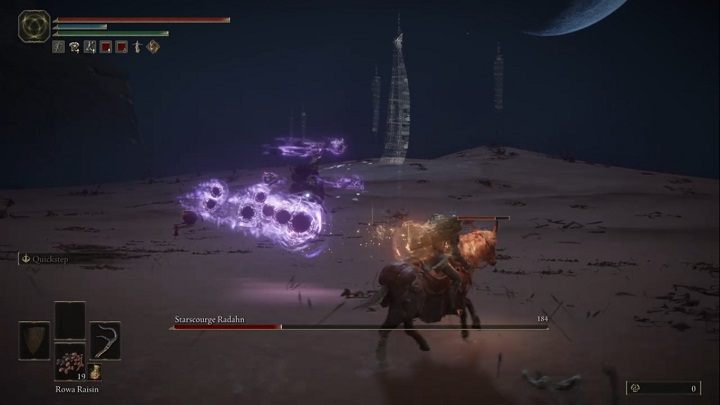 Uważajcie na pociski, które przeciwnik wystrzeliwuje w Waszym kierunku - Elden Ring: Radahn, Gwiezdna Plaga (Starscourge Radahn) - boss, jak pokonać? - Elden Ring - poradnik do gry