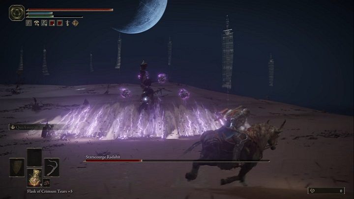 Do końca walki trzymajcie się jego pleców - chociażby z uwagi na magiczną falę, którą wystrzeliwuje przed siebie - Elden Ring: Radahn, Gwiezdna Plaga (Starscourge Radahn) - boss, jak pokonać? - Elden Ring - poradnik do gry