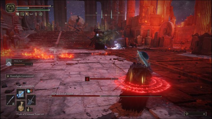 Mohg posiada kilka ataków w zwarciu, które mogą trafić nawet jeśli będziecie trzymać spory dystans pomiędzy nim - Elden Ring: Mohg, Pan Krwi (Mohg, Lord of Blood) - boss, jak pokonać? - Elden Ring - poradnik do gry