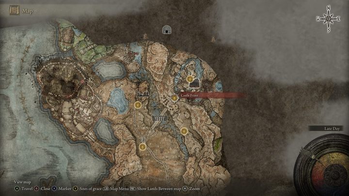 Idealną lokalizacją startową w drodze do Modrego wybrzeża będzie Fasada Zamku, czyli Miejsce łaski zlokalizowane przed kamiennymi schodami prowadzącymi do Zamku Ensis - Shadow of the Erdtree: Jak dotrzeć na południowy skraj mapy? - Elden Ring - poradnik do gry