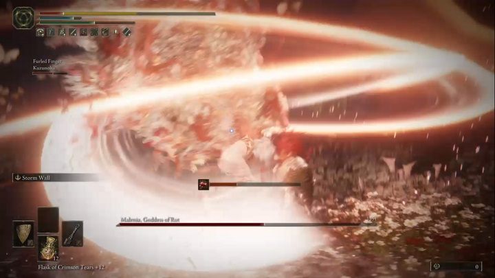 W drugiej fazie Malenia zachowuje się podobnie, aczkolwiek jest znacznie szybsza i dodatkowo narzuca dewastujący status szkarłatnej zgnilizny - Elden Ring: Malenia, Ostrze Miquelli (Malenia, Blade of Miquella) - boss, jak pokonać? - Elden Ring - poradnik do gry