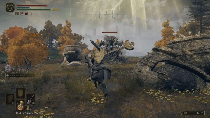 Za pomocą wierzchowa najlepiej otaczać przeciwnika zadając mu mocne lub szybkie ciosy w plecy - Elden Ring: Awatar Złotego Drzewa (Erdtree Avatar) - boss, jak pokonać? - Elden Ring - poradnik do gry