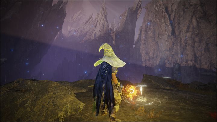 Od miejsca łaski Krzyż na modrym wybrzeżu udajcie się w północno-wschodnią część modrego wybrzeża, trzymając się skalnej drogi - Shadow of the Erdtree: Wszystkie Miejsca łaski w pomniejszych regionach - Elden Ring - poradnik do gry