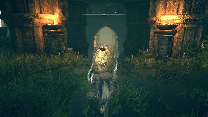 W północnej i zachodniej części regionu znajdziecie liczne wejścia do podziemnych lokacji - Shadow of the Erdtree: Wszystkie lochy, katakumby i jaskinie - Elden Ring - poradnik do gry