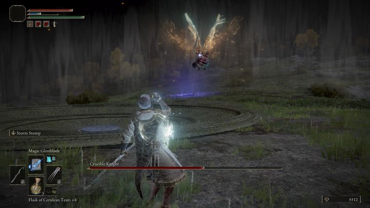 Druga faza nieco zmienia styl walki, gdyż boss staje się niebezpieczny również na średnim dystansie - Elden Ring: Rycerz Tygla (Crucible Knight) - boss, jak pokonać? - Elden Ring - poradnik do gry