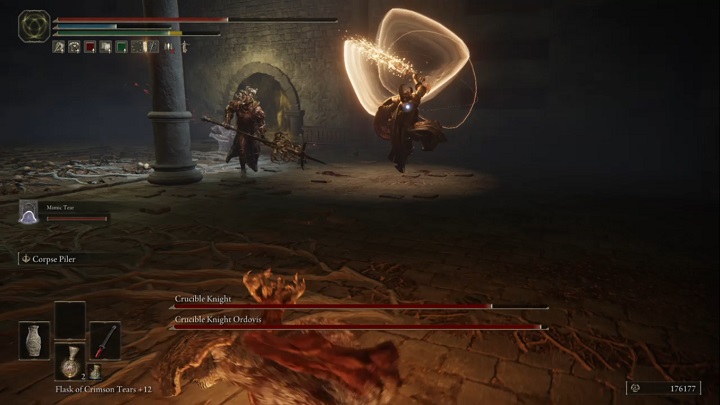 Nowym atakiem jest ten, w którym Siluria obraca mieczem nad głową, a następnie wykonuje skok, który zakańcza uderzeniem w ziemię i wywołaniem wybuchu - Elden Ring: Rycerz Tygla (Crucible Knight) - boss, jak pokonać? - Elden Ring - poradnik do gry