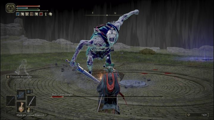 Jeśli będziecie niezbyt blisko niego, a ponadto stali na wprost bossa, zacznie on wymachiwać mieczem oraz ręką kilkukrotnie - Elden Ring: Bols, karyjski rycerz (Bols, Carian Knight) - boss, jak pokonać? - Elden Ring - poradnik do gry