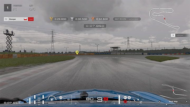Kamera zainstalowana na przedniej masce również sprawia wrażenie zainstalowanej wyżej, niemal na dachu pojazdu - Gran Turismo 7: Wybór optymalnej kamery - Gran Turismo 7 - poradnik do gry