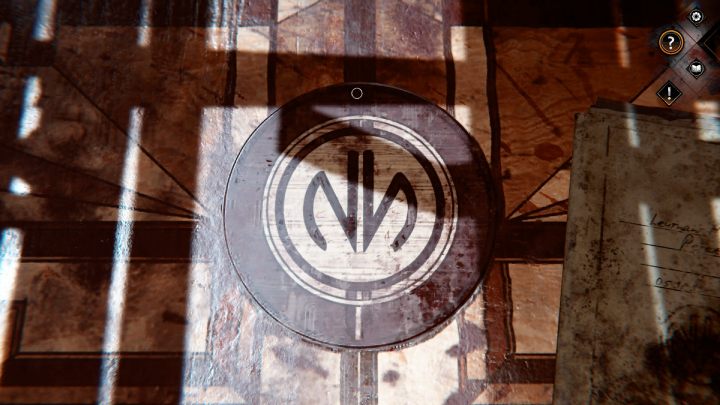 Następnie przeczytajcie list leżący na środku biurka i włóżcie emblemat do otworu - Syberia The World Before: Obszar Żelaznej Tajgi - kopalnia soli, zima 2004 część 2 (Iron Taiga area - salt mine, winter 2004) - solucja, opis przejścia - Syberia The World Before - poradnik do gry