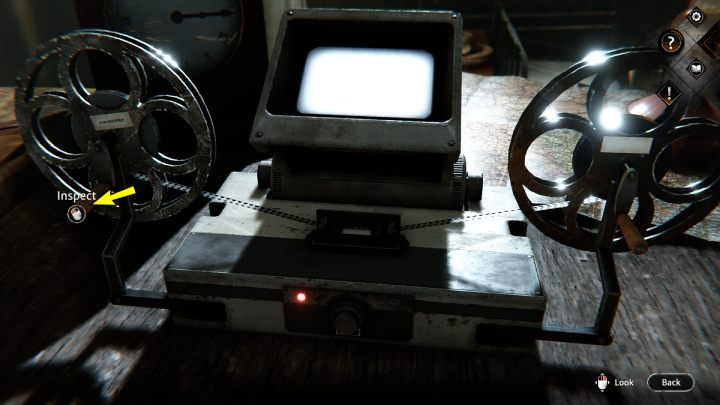 Podnieście ekran i złapcie za pokrętło po lewej stronie - Syberia The World Before: Vaghen - schronisko Silberspiegel, lato 1937 część 2 (Vaghen: Silberspiegel refuge, summer 1937 part 2) - solucja, opis przejścia - Syberia The World Before - poradnik do gry