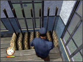 Podejdź do znajdujących się po lewej dźwigni i pociągnij za jedną - [MISJA 5] Burn The Code Book cz.2 | The Great Escape - The Great Escape - poradnik do gry