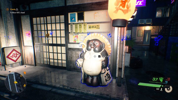 Relikt stoi przed sklepem na południowy zachód od świątyni Mikubo - Ghostwire Tokyo: Relikty, centralne Tokio (Relics, Central Tokio) - lista wszystkich - Ghostwire Tokyo - poradnik do gry