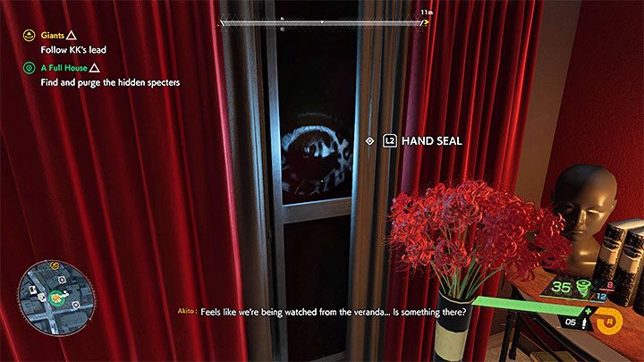 Ostatnie widmo ukrywa się na werandzie i musicie zbadać pokazane na obrazku okno obok wazonu z bukietem kwiatów - Ghostwire Tokyo: Dom pełen duchów (A Full House) - solucja, opis przejścia - Ghostwire Tokyo - poradnik do gry