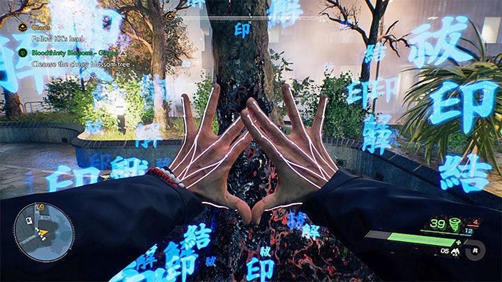 Po wygranej bitwie powtórzcie interakcję z drzewem, która tym razem będzie dotyczyła pozbycia się jego manualnej pieczęci - Ghostwire Tokyo: Krwiożercze kwiaty Ginpei (Bloodthirsty Blossoms Ginpei)- solucja, opis przejścia - Ghostwire Tokyo - poradnik do gry