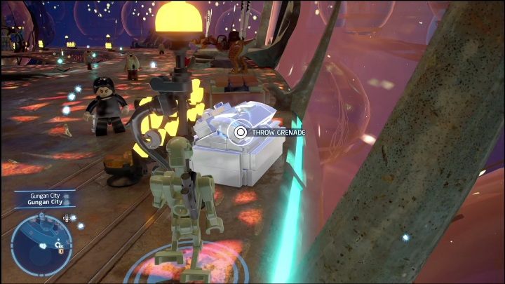 Po przejściu do miasta gungan od razu przy postoju taksówek zobaczycie skrzynię z klockiem Kyber - LEGO Skywalker Saga: Jezioro Paonga - lista wszystkich łamigłówek - LEGO Skywalker Saga - poradnik do gry