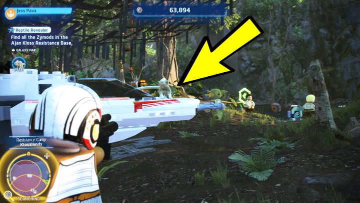 Biały kemeleon stoi na statku umieszczonym pod siecią - LEGO Skywalker Saga: Gonitwa za gadami (Reptile Revealer) - solucja, opis przejścia - LEGO Skywalker Saga - poradnik do gry