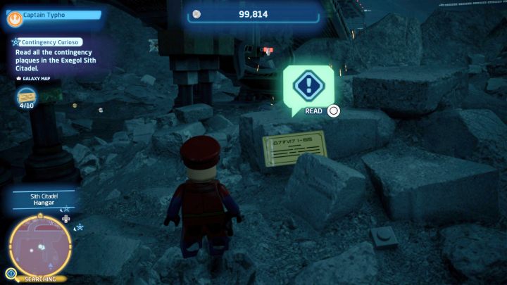 Tabliczka leży na poniszczonych kamieniach w hangarze przy schodach - LEGO Skywalker Saga: Koneser kryzysów (Contingency Curioso) - solucja, opis przejścia - LEGO Skywalker Saga - poradnik do gry